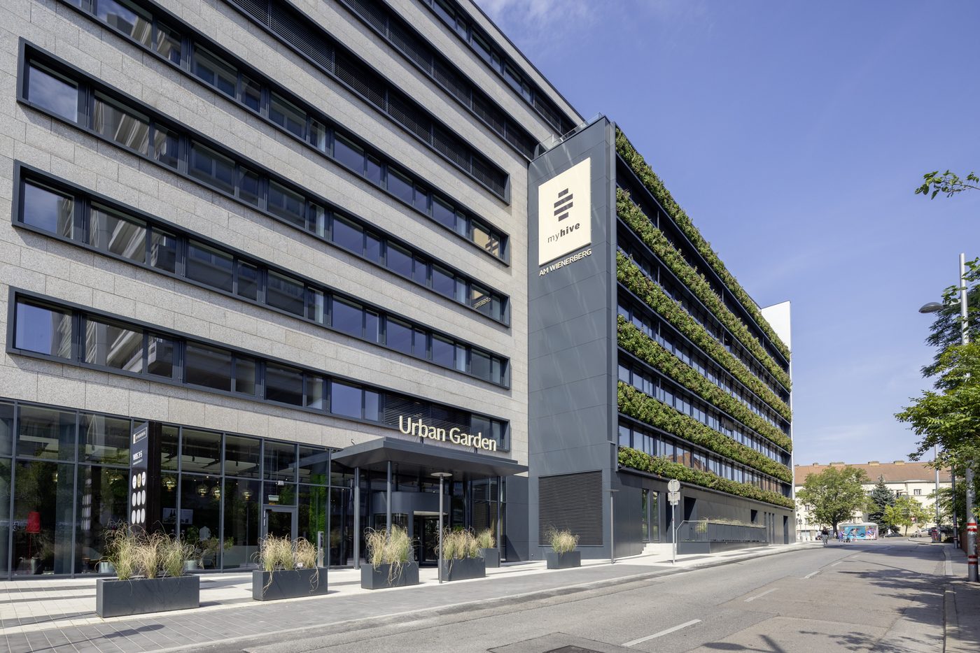 Ingresso del business center myhive Urban Garden con la facciata verde, Wienerbergstraße 3-5, Vienna